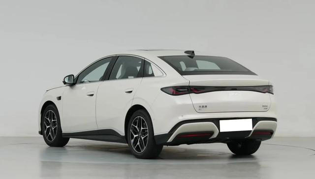 10万级选择纯电家轿，零跑B01为什么比海豹06EV更值得考虑？