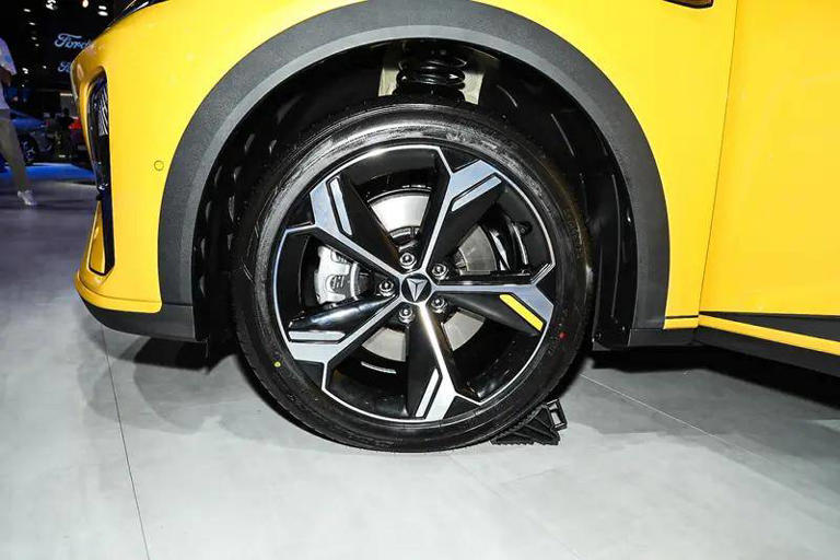 售价15.69-17.39万元全新深蓝S07