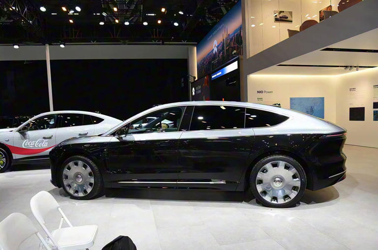 2025广州车展：“迈巴蔚”双拼配色登场，配备900V平台+后轮转向