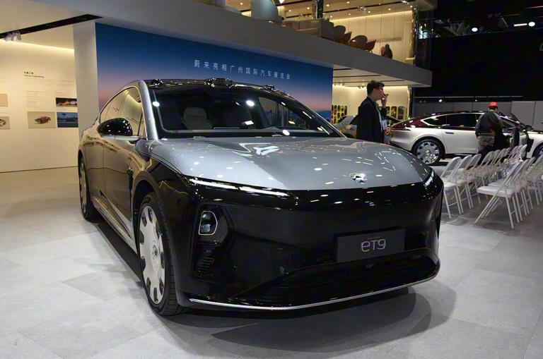 2025广州车展：“迈巴蔚”双拼配色登场，配备900V平台+后轮转向