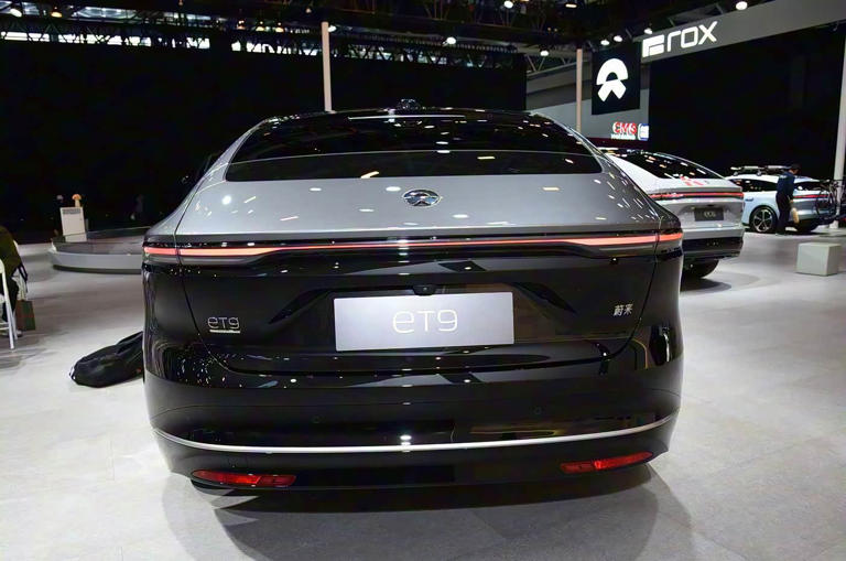 2025广州车展：“迈巴蔚”双拼配色登场，配备900V平台+后轮转向