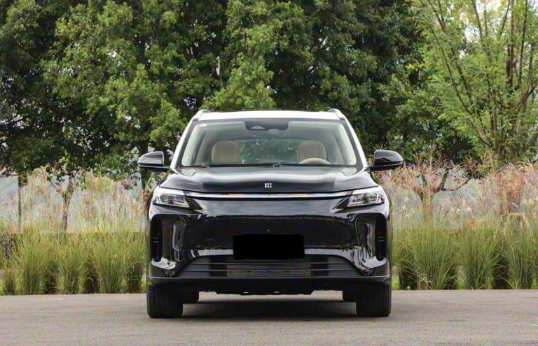 新一代蓝电E5 PLUS将于12月3日上市,续航提升,新增自适应悬架 新一代蓝电E5PLUS将于12月3日上市,续航提升,新增自适应悬架