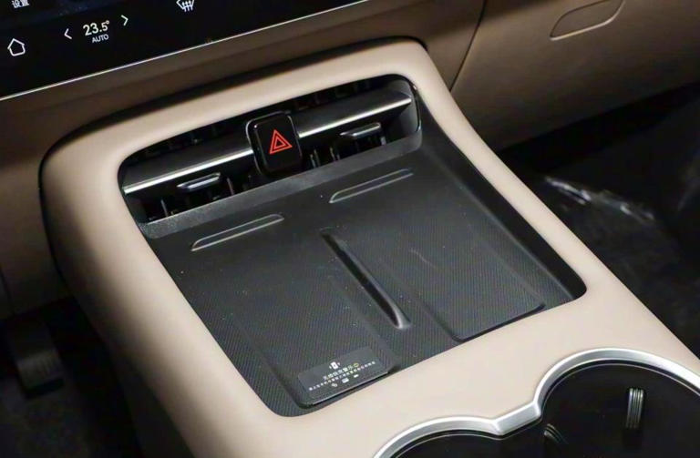 新一代蓝电E5 PLUS将于12月3日上市,续航提升,新增自适应悬架 新一代蓝电E5PLUS将于12月3日上市,续航提升,新增自适应悬架