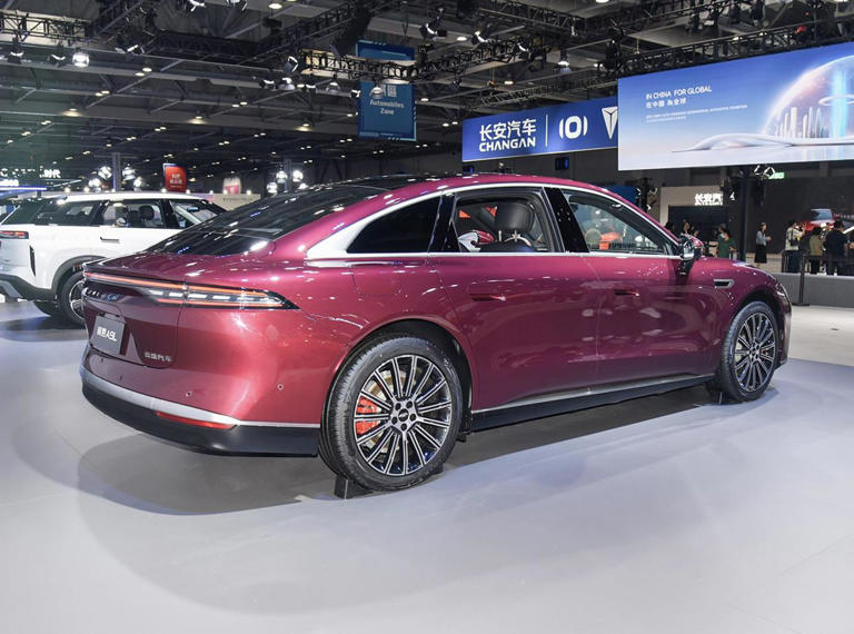 国产旗舰四座轿车，1.5T插混配激光雷达与NOA辅助