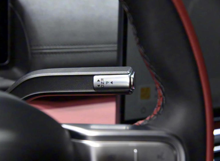 国产旗舰四座轿车，1.5T插混配激光雷达与NOA辅助