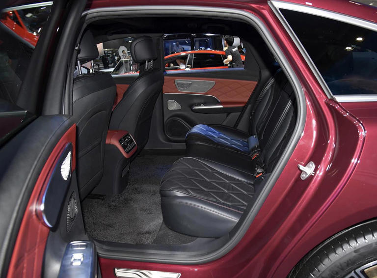 国产旗舰四座轿车，1.5T插混配激光雷达与NOA辅助