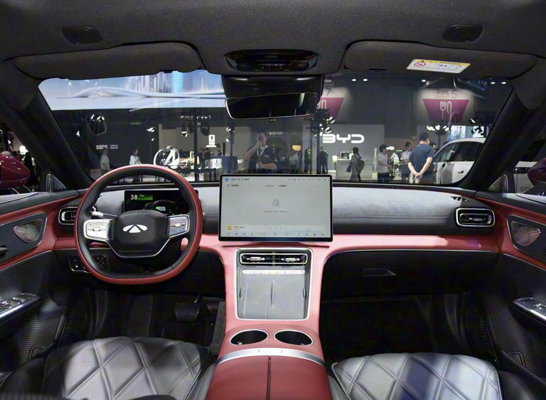 国产旗舰四座轿车，1.5T插混配激光雷达与NOA辅助