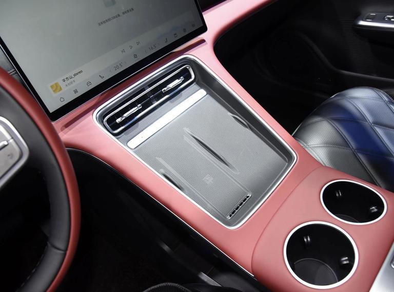 国产旗舰四座轿车，1.5T插混配激光雷达与NOA辅助