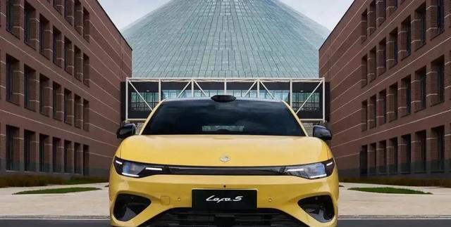 又要排队买零跑了！605km续航+宁德时代，顶配才12.18万，厚道