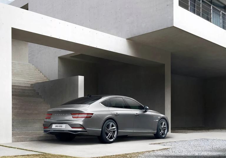 低调行政级豪车，标配电吸门四驱，混动续航达1000km