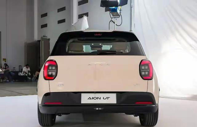 6万多买电车,多花1000元换安全值不值?埃安UT和MG4真实对比来了 6万多买电车,多花1000元换安全值不值?埃安UT和MG4真实对比来了