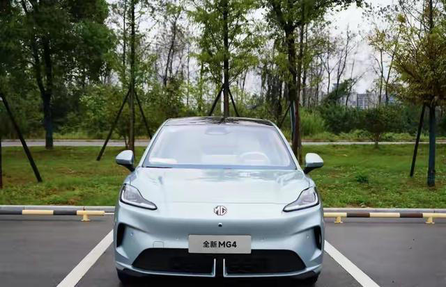 6万多买电车,多花1000元换安全值不值?埃安UT和MG4真实对比来了 6万多买电车,多花1000元换安全值不值?埃安UT和MG4真实对比来了