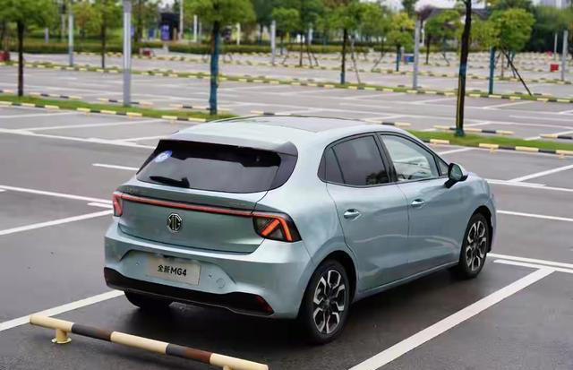 6万多买电车,多花1000元换安全值不值?埃安UT和MG4真实对比来了 6万多买电车,多花1000元换安全值不值?埃安UT和MG4真实对比来了