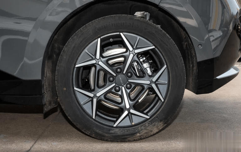 纯电续航530公里,配4.5C充电倍率,领克Z20实力几何 纯电续航530公里,配4.5C充电倍率,领克Z20实力几何