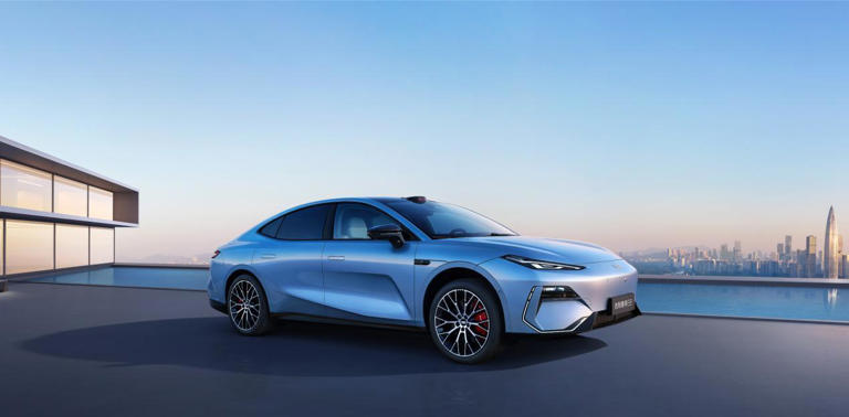 5米车身塞进8K巨屏！吉利银河E8化身家庭移动影院！