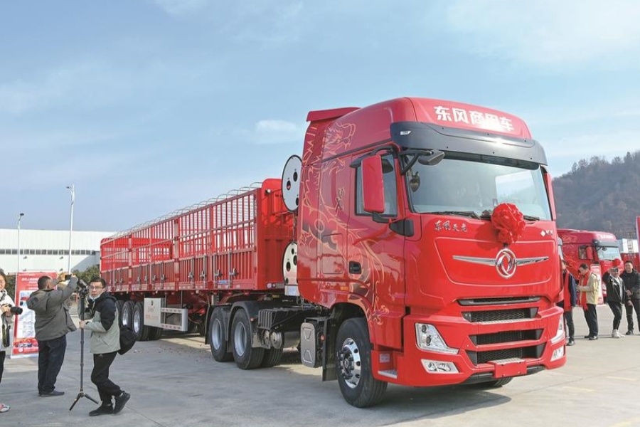 东风商用车批量交付仓栅式头挂一体车