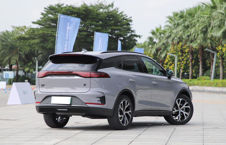 比亚迪全新中型七座SUV上市！不足18万起配激光雷达，搭载云辇-C