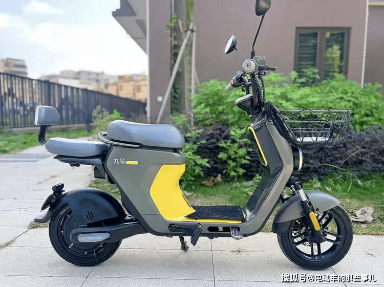 续航百公里，铅酸电池VS锂电池：性能大比拼，哪款性价比之王？