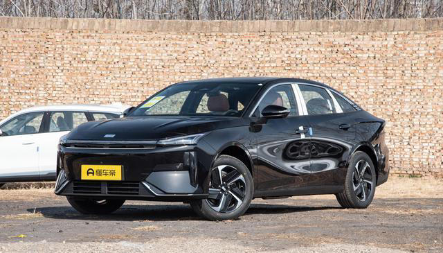 7.98万起，吉利新车来了！油耗不到3L，比秦PLUSDM-i香？