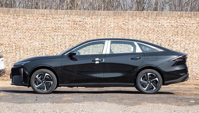 7.98万起，吉利新车来了！油耗不到3L，比秦PLUSDM-i香？