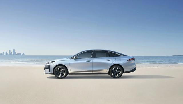 吉利全新轿跑来袭，配全新插混系统，续航超1370km，颜值时尚出众