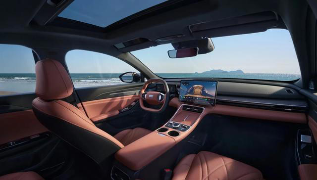 吉利全新轿跑来袭，配全新插混系统，续航超1370km，颜值时尚出众