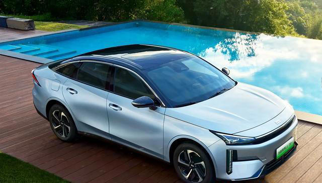 吉利全新轿跑来袭，配全新插混系统，续航超1370km，颜值时尚出众