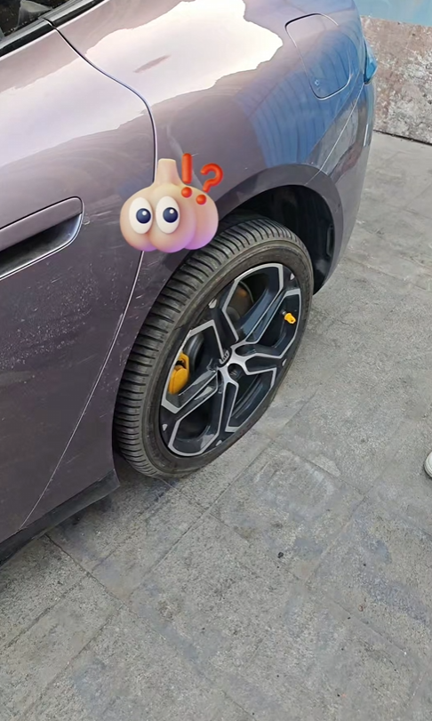 小米SU7高速服务区轮胎被人划破官方通报：60岁男子被刑拘