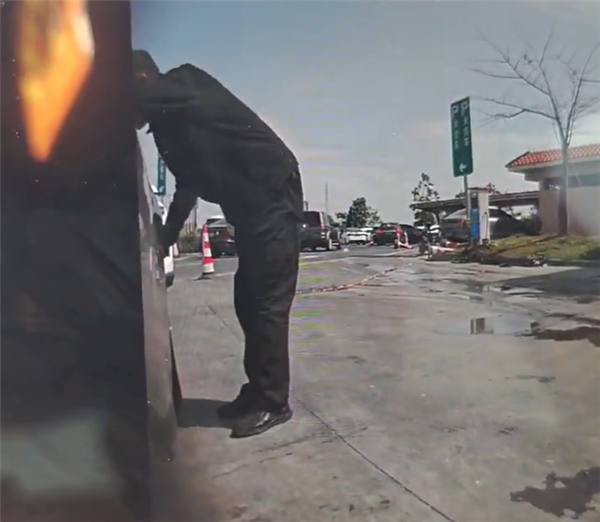 小米SU7高速服务区轮胎被人划破官方通报：60岁男子被刑拘