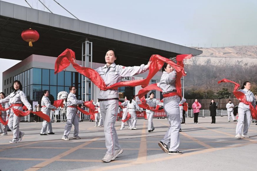 蛇行千里不畏曲折勇毅前行 坚定信心满怀希望开拓进取