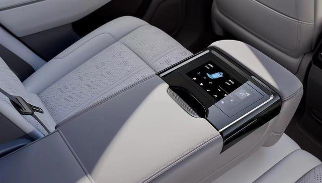 纯电SUV又一“黑马”，标配8295芯片+激光雷达+800V快充，香吗？