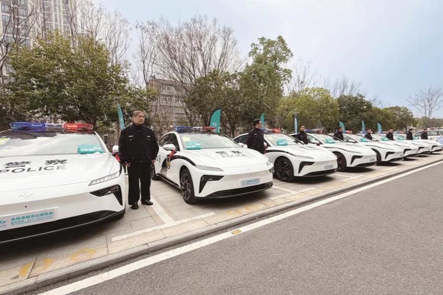 东风奕派eπ007首批警务车交付