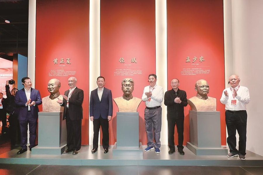 饶斌 黄正夏 孟少农塑像揭幕