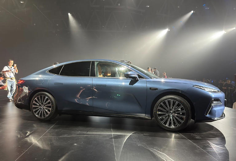 吉利银河星耀8EM亮相，动力与舒适兼备，5月上市值得期待