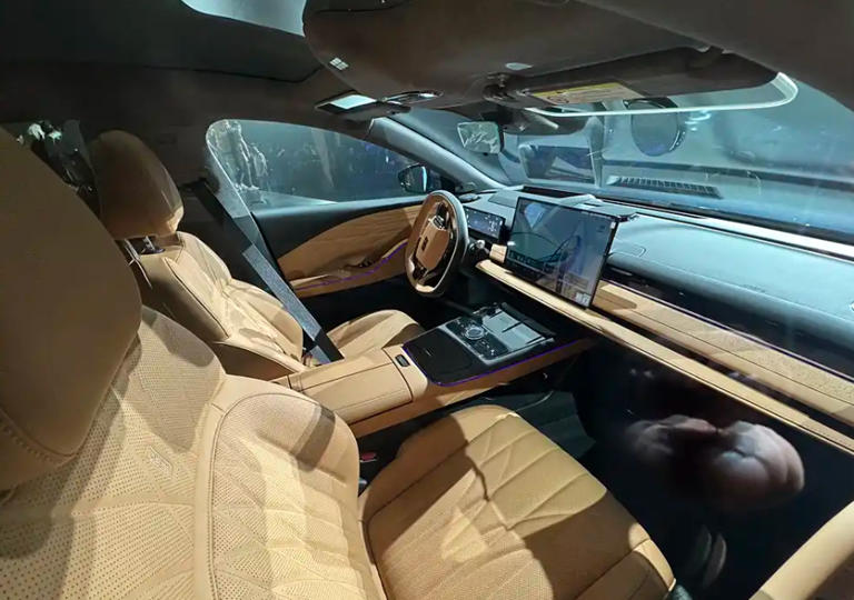 吉利银河星耀8EM亮相，动力与舒适兼备，5月上市值得期待