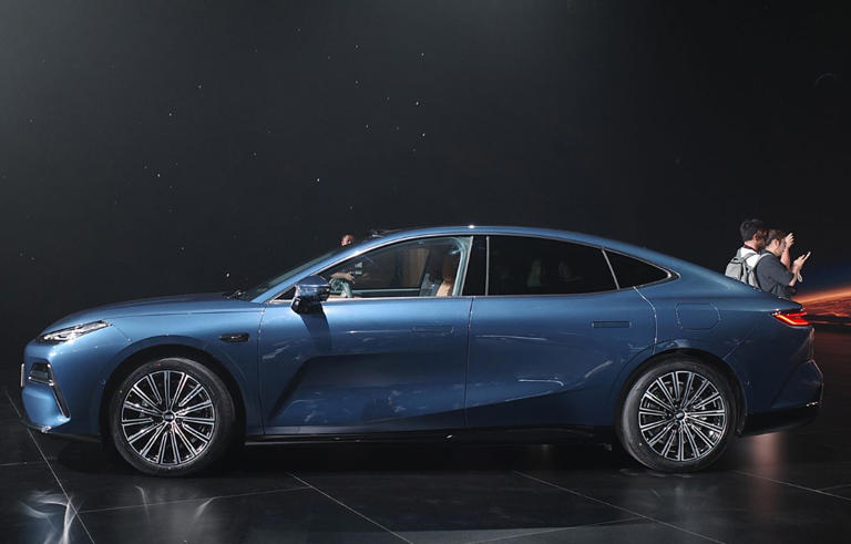 吉利银河星耀8EM亮相，动力与舒适兼备，5月上市值得期待