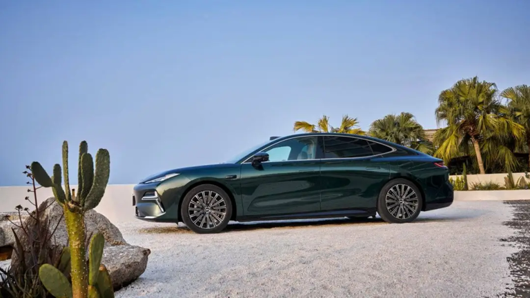 13.98万买5米混动轿车！吉利星耀8要把比亚迪卷哭？