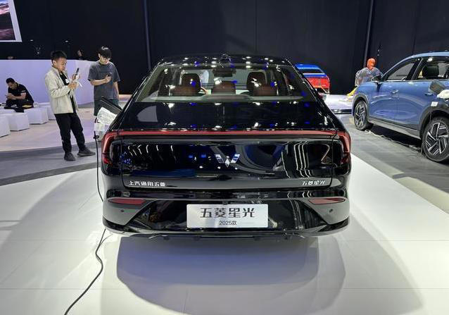 续航610公里仅9万起，五菱星光EV亮相车展，能否干翻比亚迪？