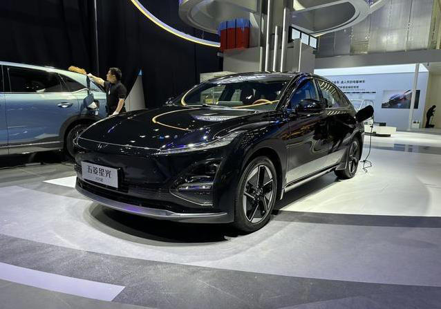 续航610公里仅9万起，五菱星光EV亮相车展，能否干翻比亚迪？