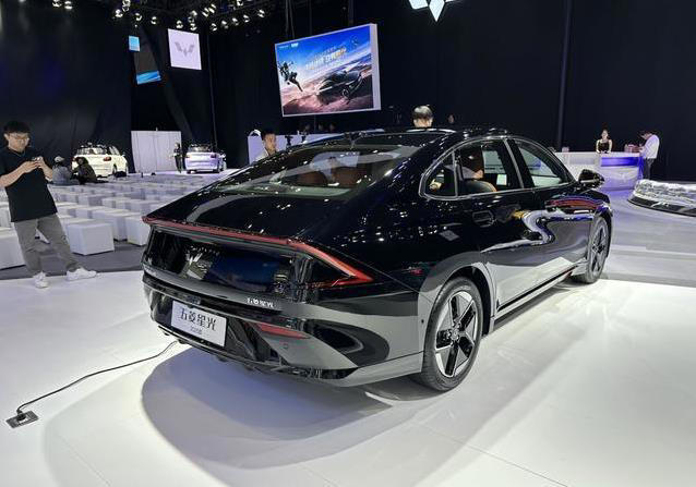续航610公里仅9万起，五菱星光EV亮相车展，能否干翻比亚迪？