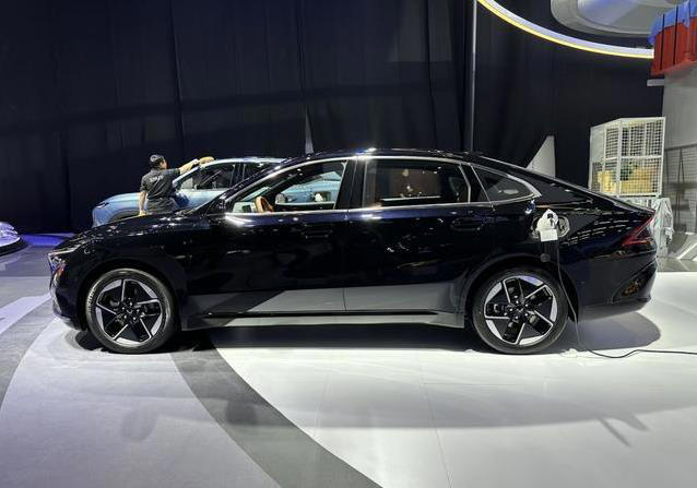 续航610公里仅9万起，五菱星光EV亮相车展，能否干翻比亚迪？