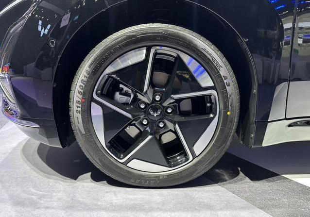 续航610公里仅9万起，五菱星光EV亮相车展，能否干翻比亚迪？