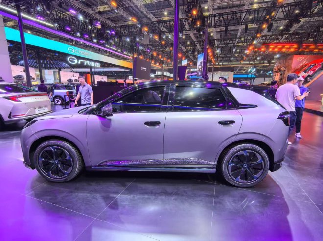 2025上海车展：极狐T1正式亮相