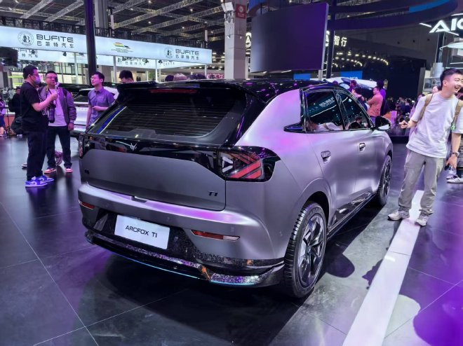 2025上海车展：极狐T1正式亮相