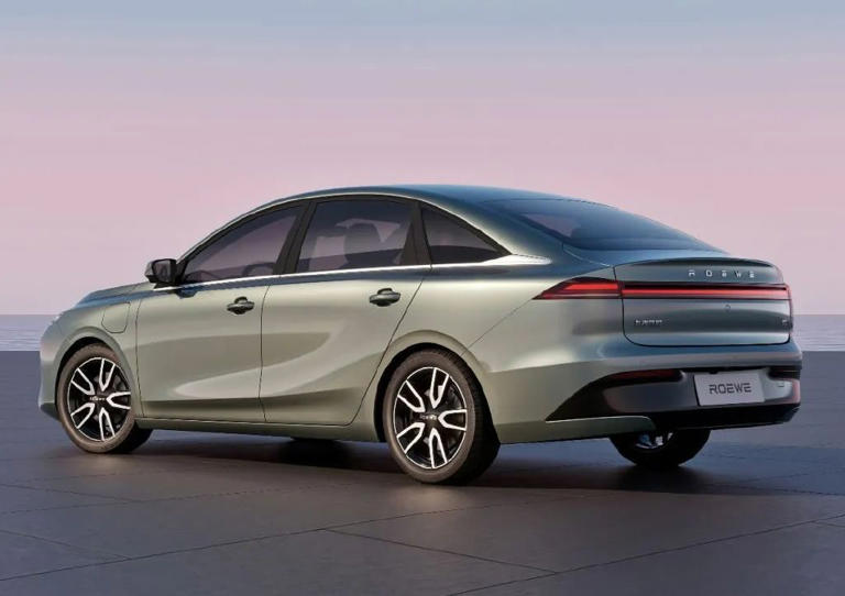 续航焦虑终结者！荣威纯电D6一口价7.98万元起售