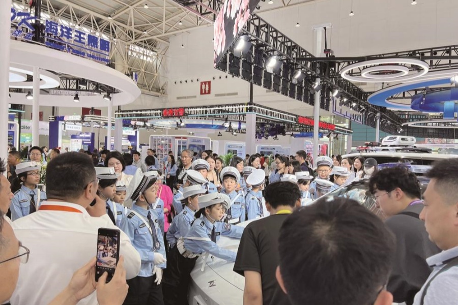 “小小警察”爱东风警车