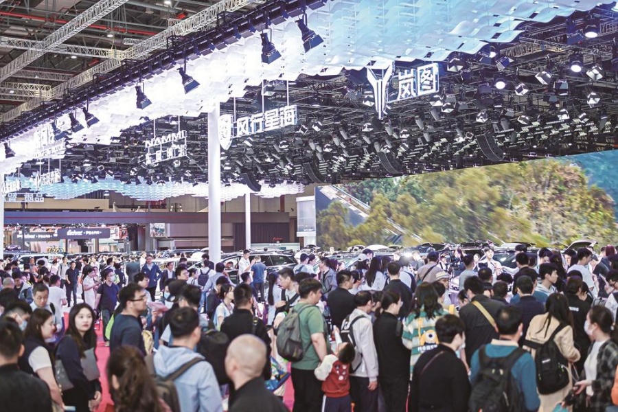 上海车展东风展台迎来参观潮