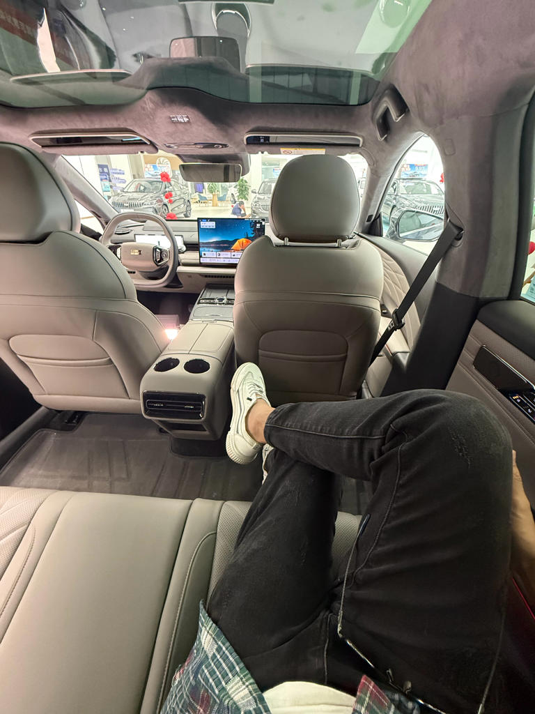 吉利发布豪车，长超5米超级混动，13万预售真有点“离谱”！