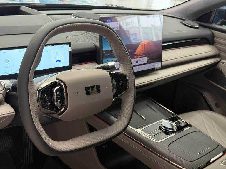 吉利发布豪车，长超5米超级混动，13万预售真有点“离谱”！