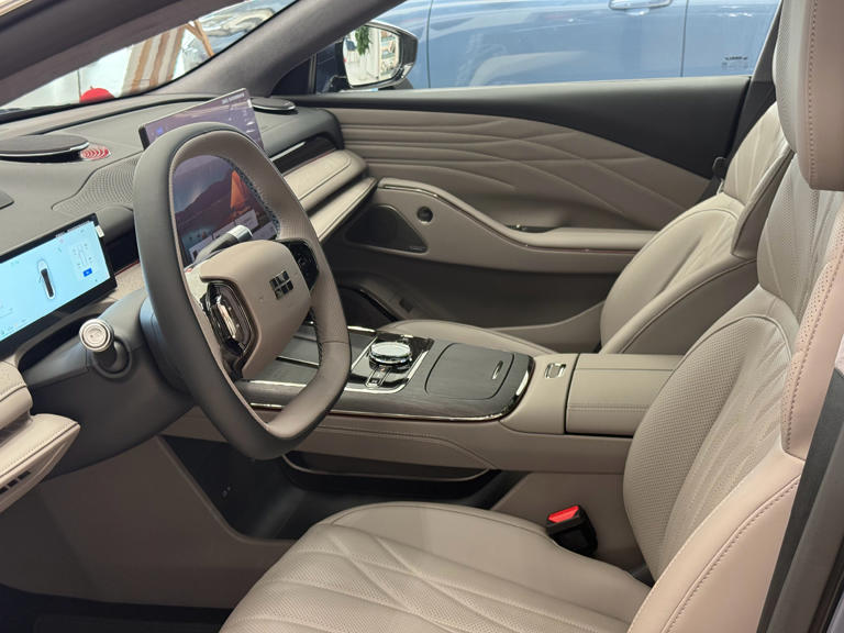 吉利发布豪车，长超5米超级混动，13万预售真有点“离谱”！